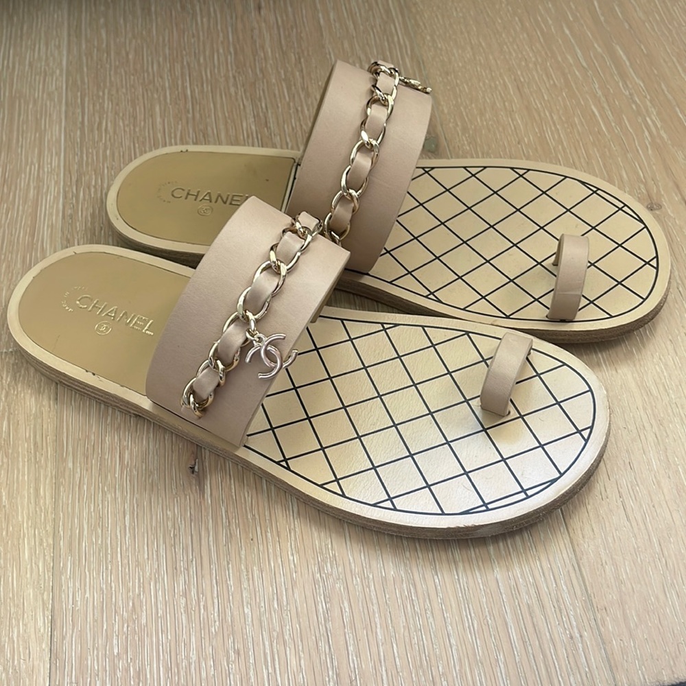 CHANEL CC CHAIN TOE RING SANDALS